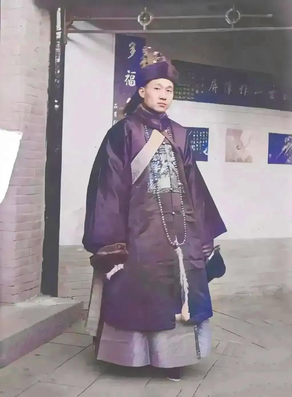 你敢相信，这名穿着清朝官员服饰的人，就是后来大名鼎鼎的民国财政部长孔祥熙吗？

