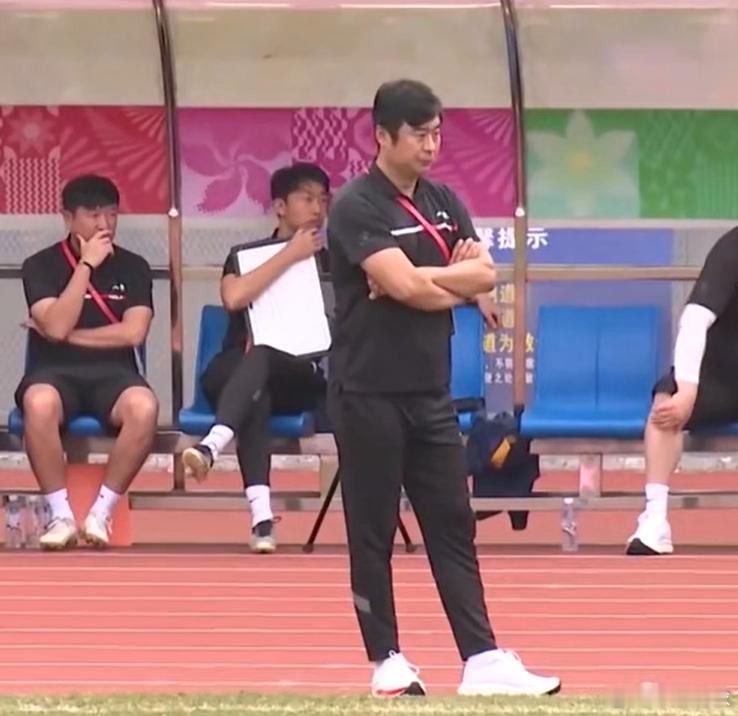 U20男足山东和上海的季军争夺战，裁判是李海新，广东的。那么上半场，山东大部分时