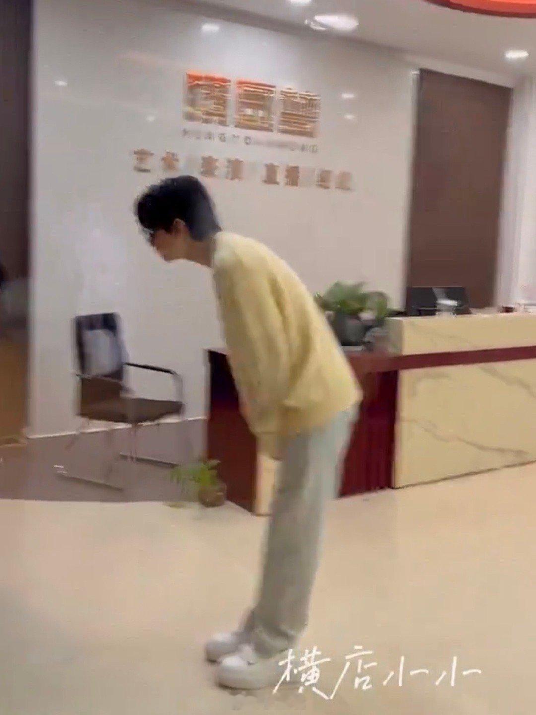 #成毅杀青跟粉丝鞠躬#又是羡慕粉丝的一天呐！ 成毅主演的电视剧《赴山海》杀青倒计