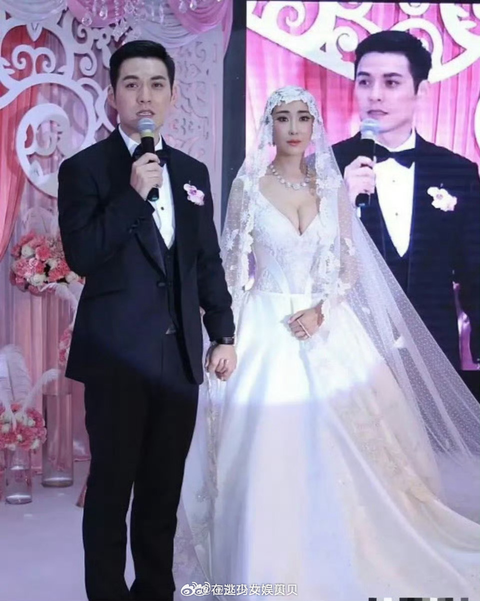 这婚纱确实是太尴尬了，毕竟那么多亲朋好友在现成 