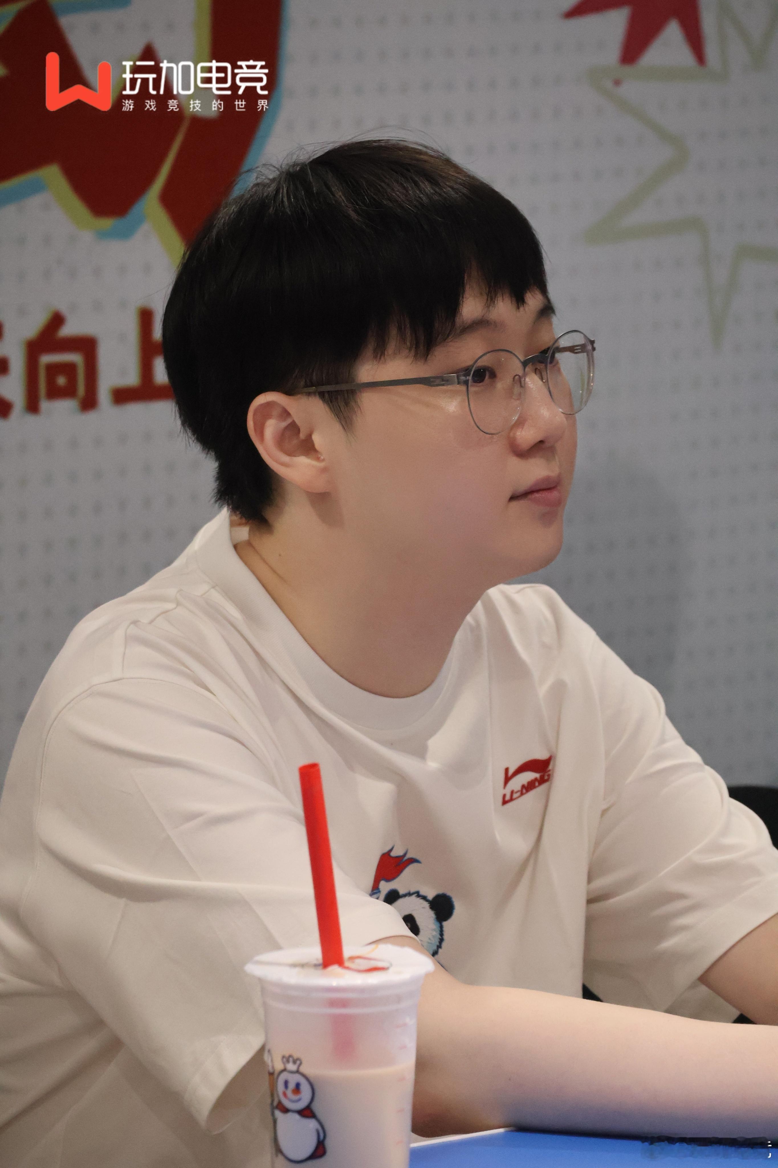 小金现身活动现场。Erha谈及职业态度比天赋更重要，zeus复盘msi对战blg
