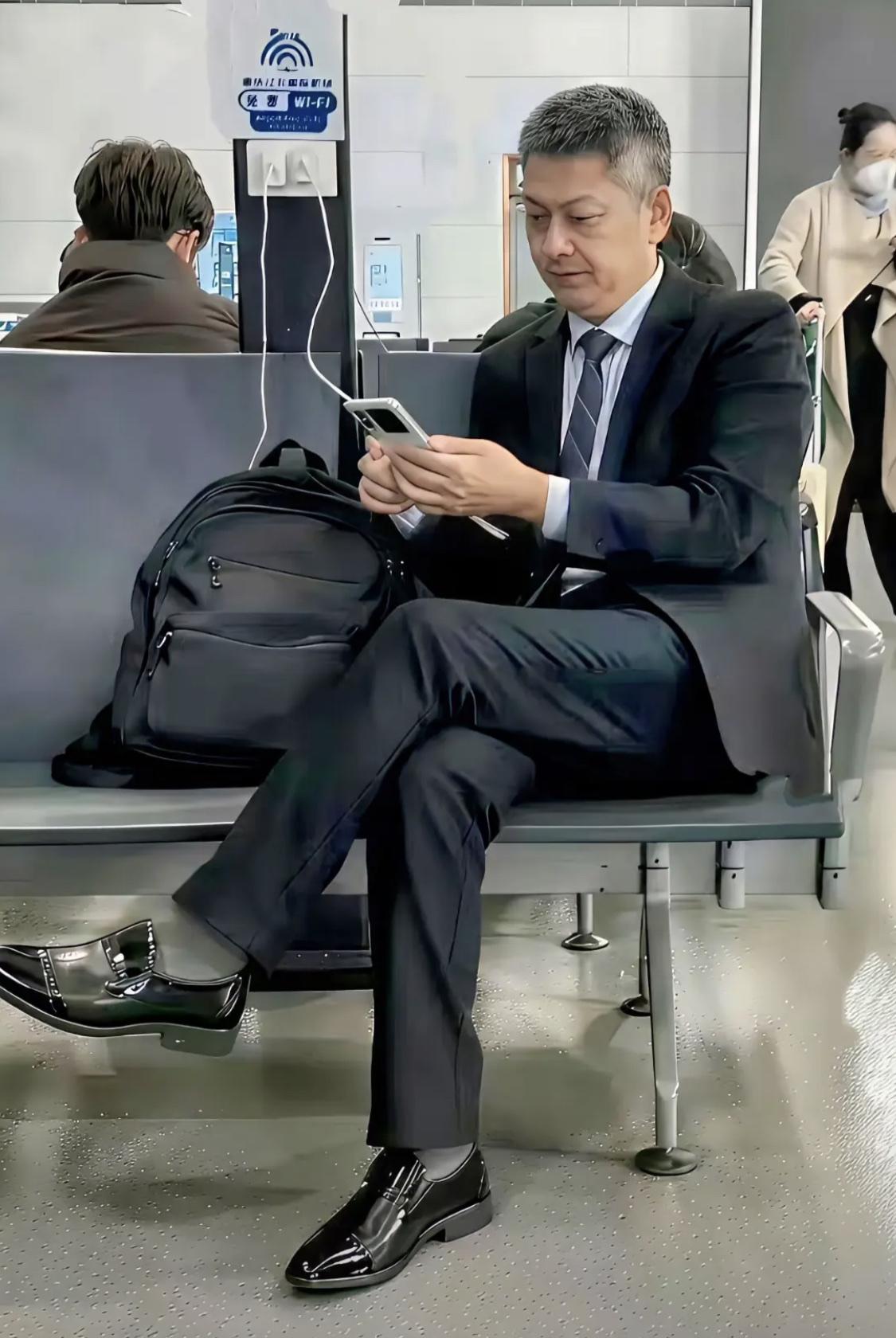 凭你的社会经验，你觉得他是做什么职位？