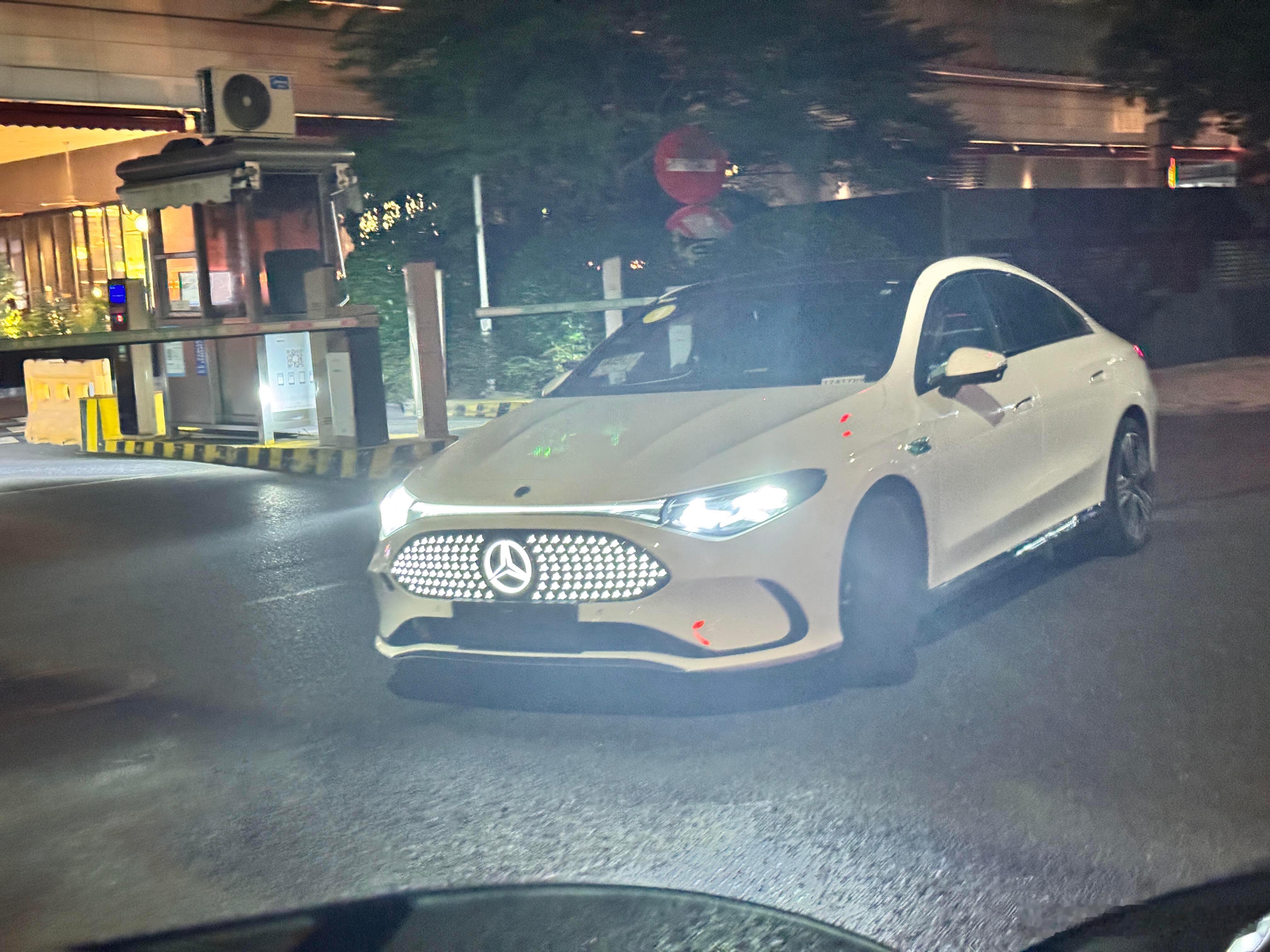 大v聊车 奔驰纯电CLA路试，没想到这个进气格栅在夜晚竟然是这样你觉得这台小车好