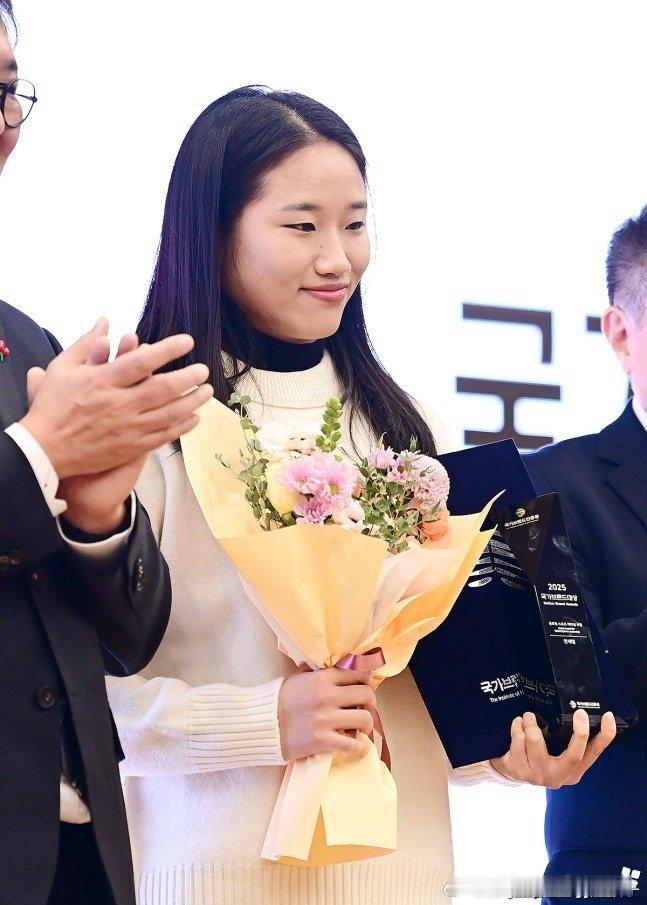 【韩媒】安洗莹获韩国国家品牌奖“全球体育领导力”奖项，金妍儿曾在首届获奖，旨在评