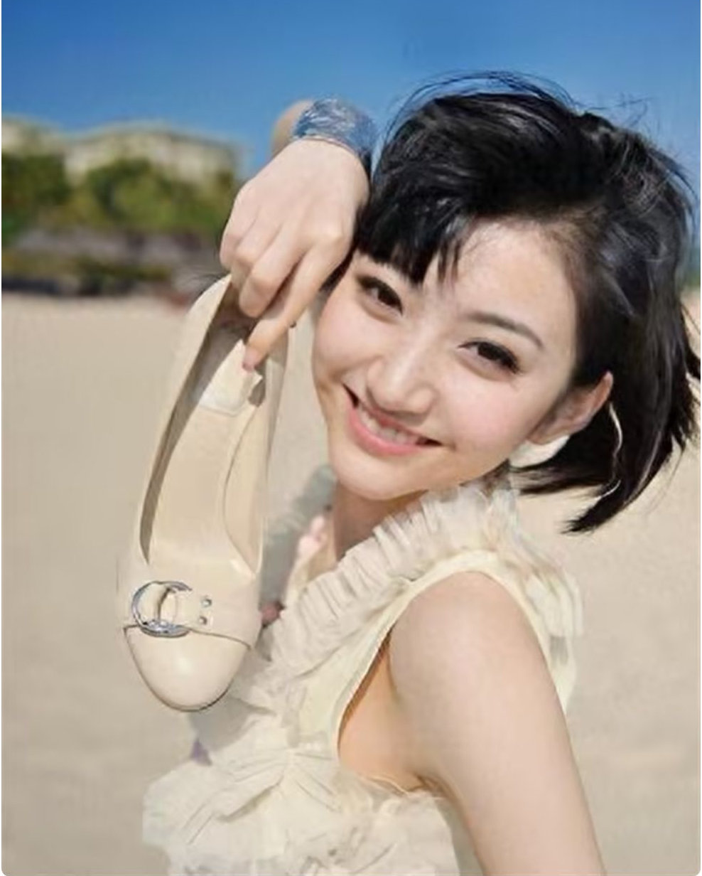 早年海边沙滩大片，景甜层叠纱裙赤脚出镜少女感满满 