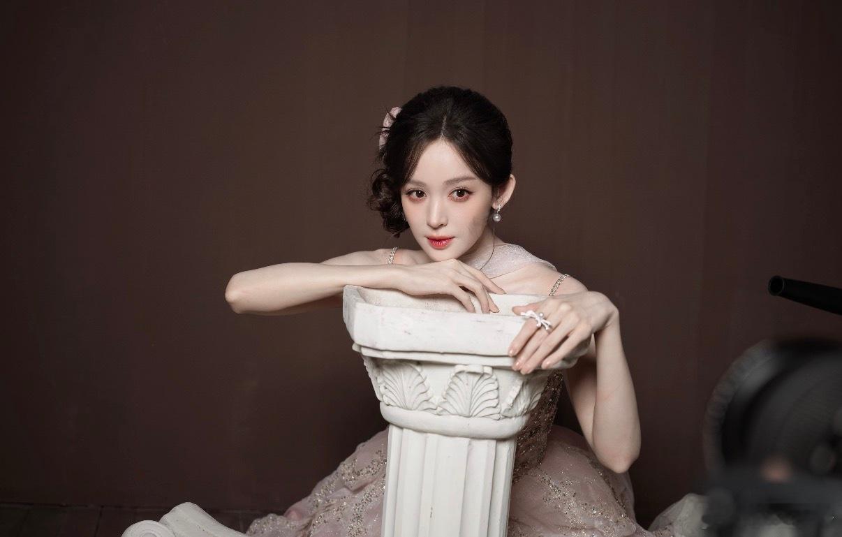 娜扎娜扎谷雨品牌代言人 宝宝你真的特别萌我真是不明白了为什么你这么萌你知道你自己