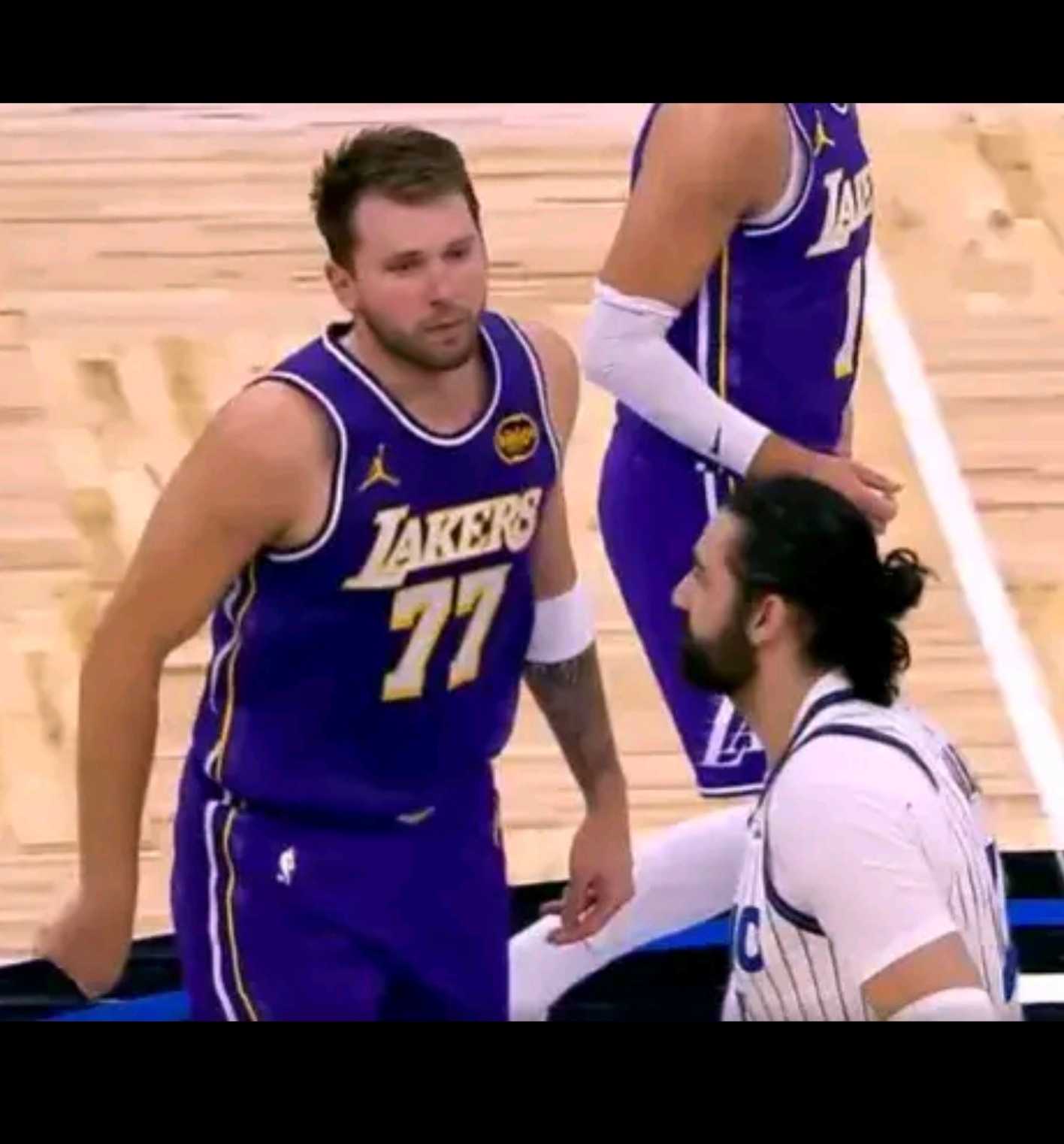 肯纳德三分绝杀忍无可忍！东契奇谈到技术犯规的原因：比塔泽(格鲁吉亚人)用塞尔维亚