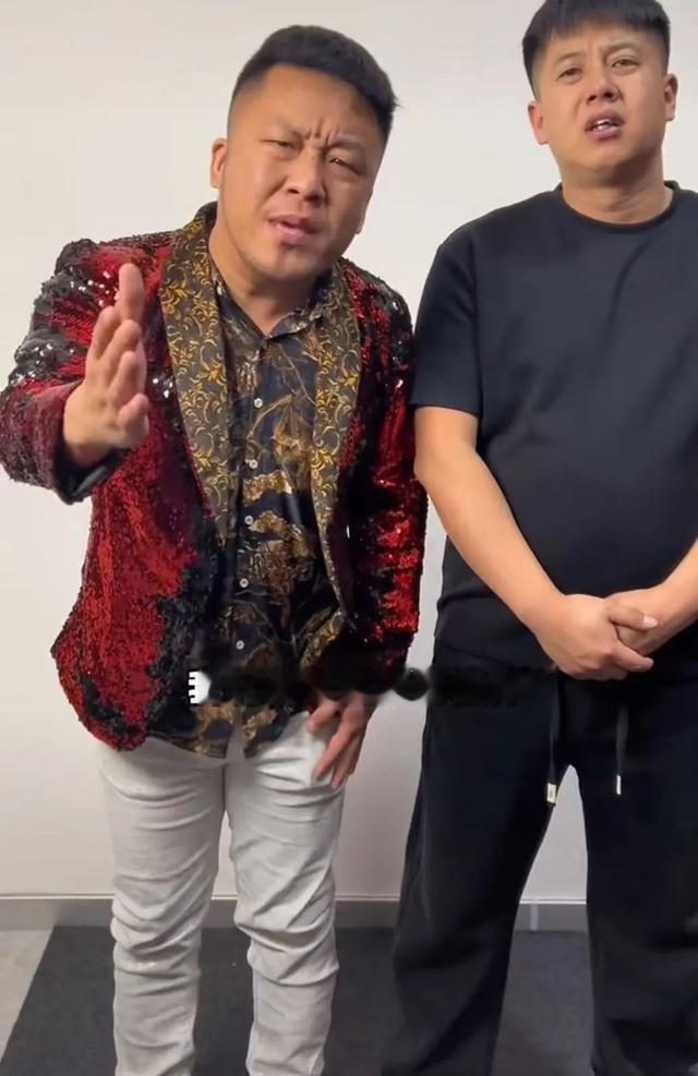 四川芬达怂了，
杨坤官司赢了。
法庭之上讲道理，
舆论场里论人心。
这场官司旷日