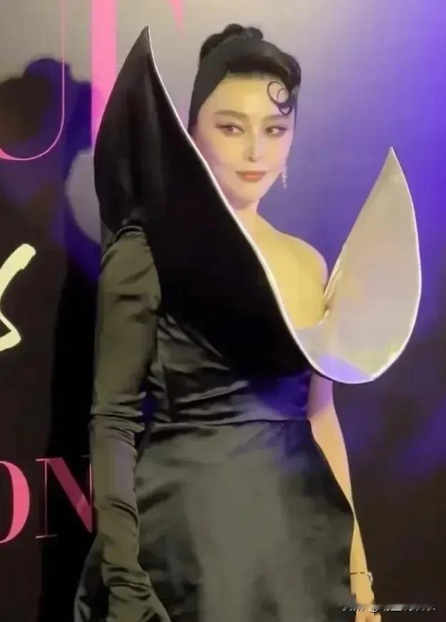 这是得罪了造型师吗？
服饰夸张得吓人，
妆容发型也显老油腻，
昔日女神形象一去不