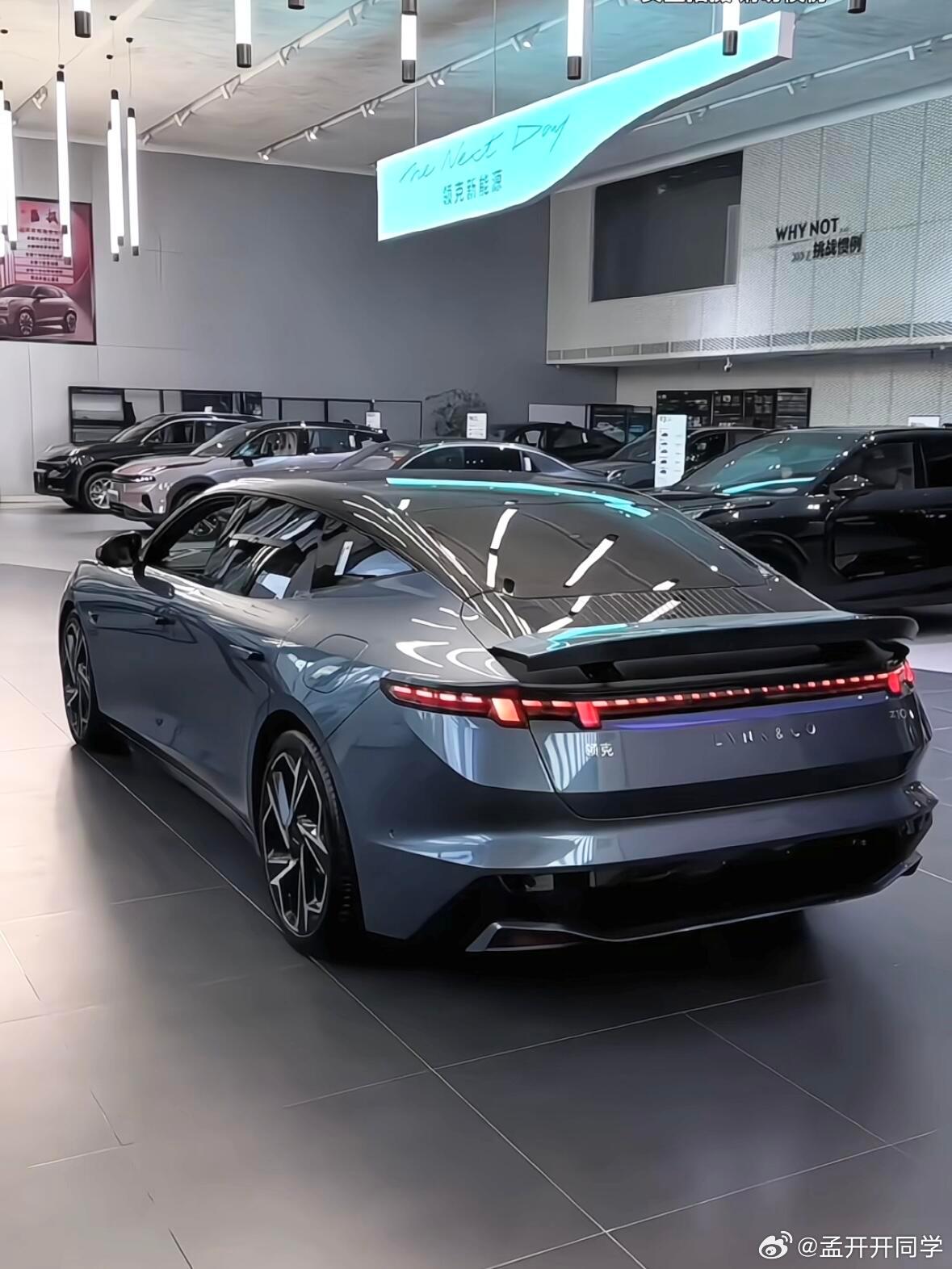 领克Z10🚗🌟 设计车身线条流畅如雕塑，搭配无框车门、隐藏式尾翼和21英寸轮