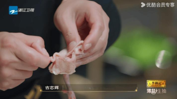 粤菜鸽神居然凑在一起做饭了百厨大战双鸽神强强对决变联手！一人构思清鲜鸽汤，一人创