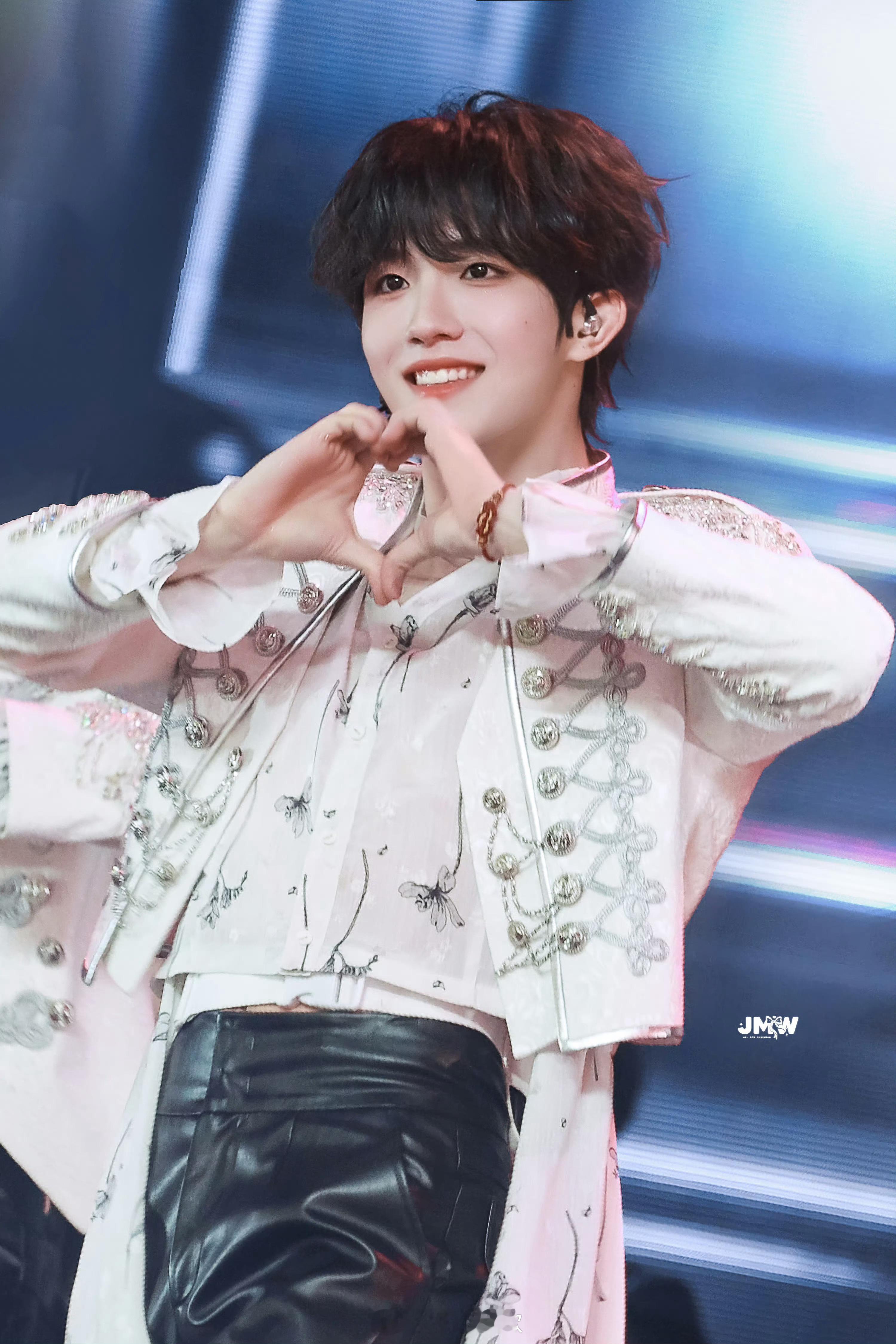 苏新皓站姐出图了苏新皓浪漫主义演唱会状态站姐的镜头会说话：每一帧都在喊“苏新皓值