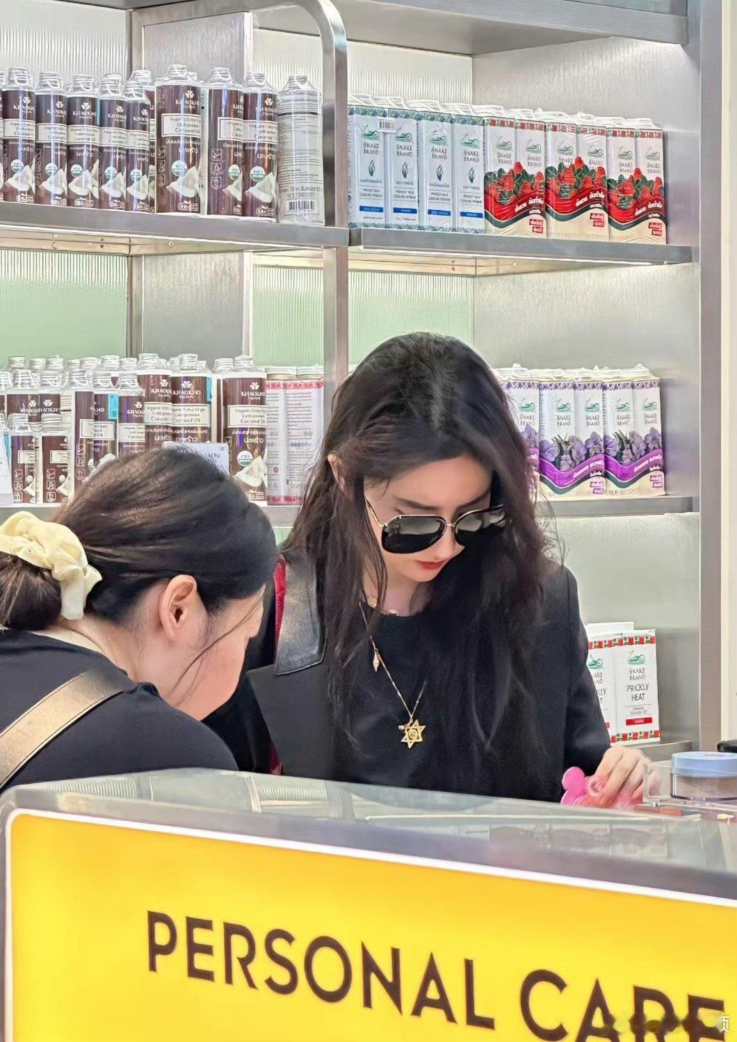 刘亦菲私底下也是小女孩来的刘亦菲好可爱啊，自拍被发现立刻不拍了 