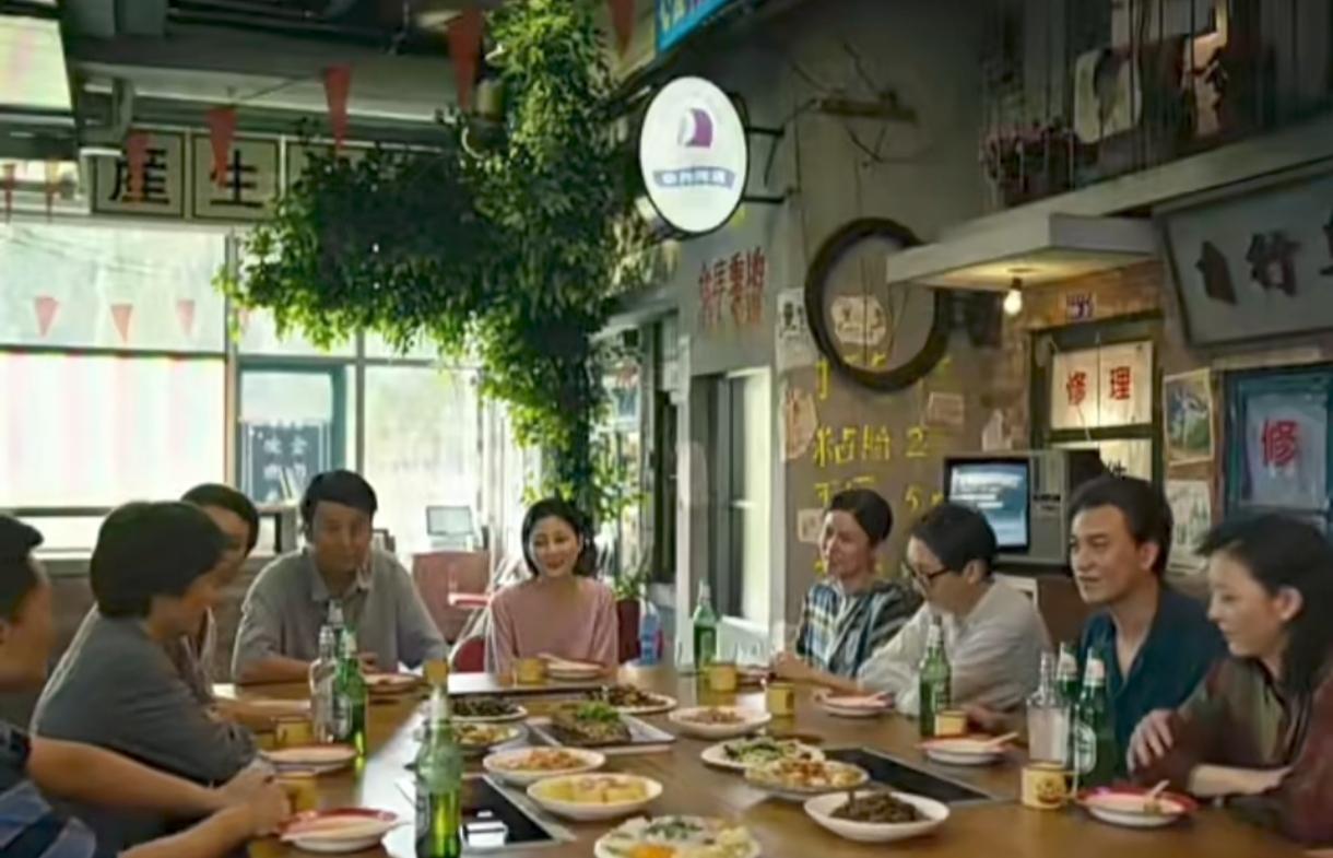 《人世间》里“六小君子”最后一次聚在光字片的小院，周秉昆举杯，大伙儿笑里有泪。几