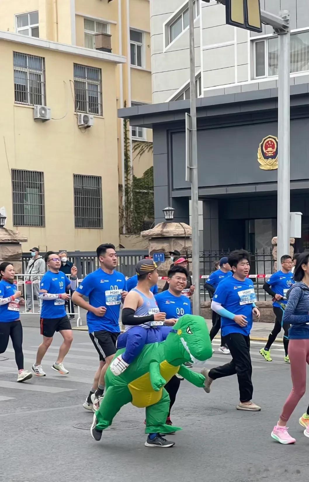 在青岛跑马拉松真是一件很酷的事！
重在参与，图个热闹[偷笑]
人生的快乐，很多时