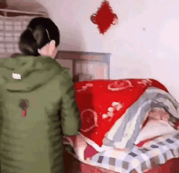 不懂就问，睡觉的时候盖这么多被子，不得压的喘不过气啊[思考]