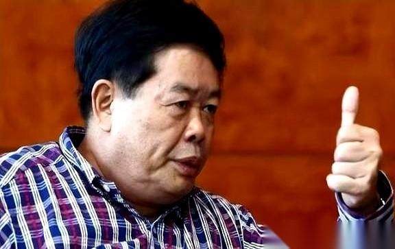 曹德旺把他名下160亿，一分不剩，全划到了老婆陈凤英名下。
他攥着老婆的手，眼神