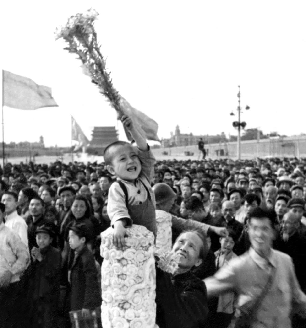 1950 年 10 月 1 日，孩子们穿上了家长们为他们准备好的新衣服，满怀喜悦