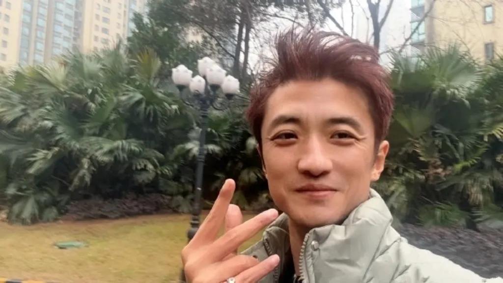 主持人E哥官宣新恋情！
金鹰卡通主持人E哥（本名王东岳）于2026年1月27日官