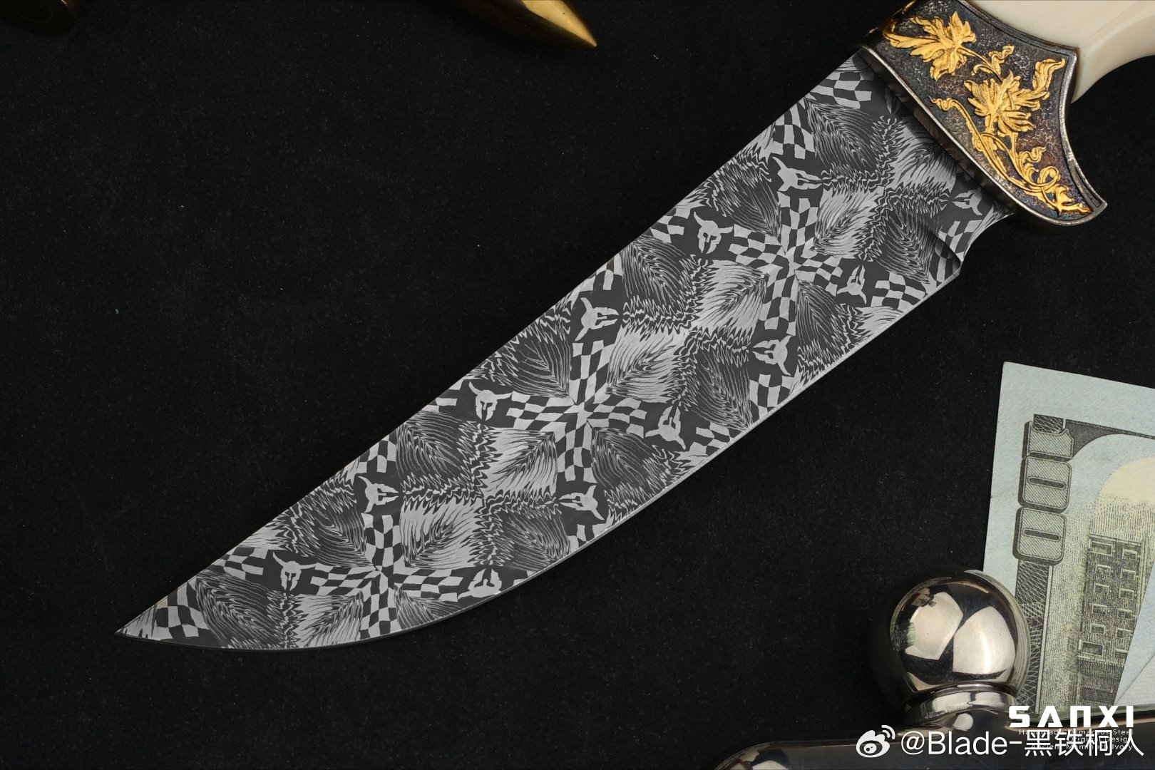 刀具控 今天上两只新做的错金卷草小猎，都是复杂锻打的大马，一只漩涡纹，一只爆炸纹