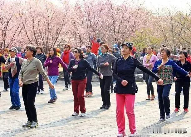 老年人10大爱好

1、广场舞，音乐震天响，舞姿翩翩自我陶醉。
2、麻将，不分白