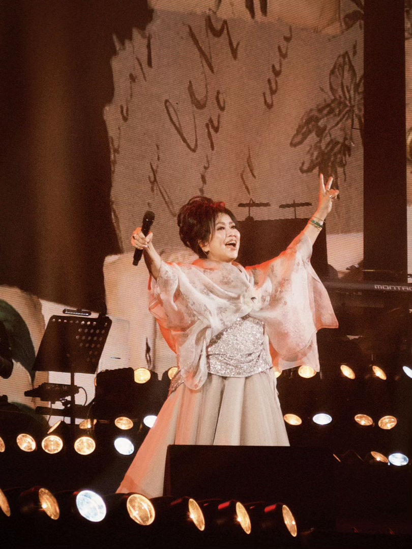 齐豫金曲串烧一秒回到童年齐豫开口就是整个青春齐豫上海演唱会舞台封神，多首怀旧金曲