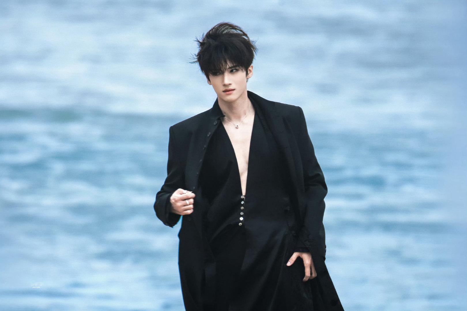 闫桉红毯露胸肌闫桉露胸肌闫桉 ELLE红毯OMG！这个闫桉的红毯造型很懂事啊！一