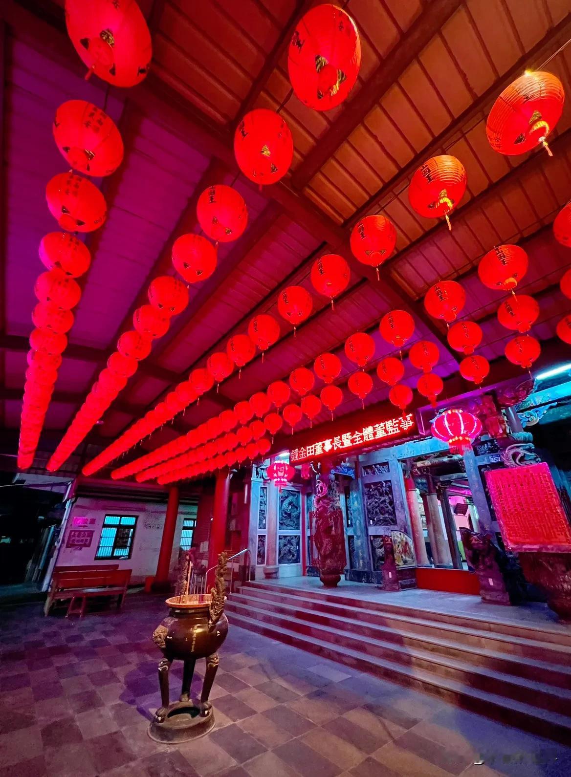 回家的路上，看到远方在放烟火，跟着挂在路上的灯笼弯进了近200年历史的新竹宝山新