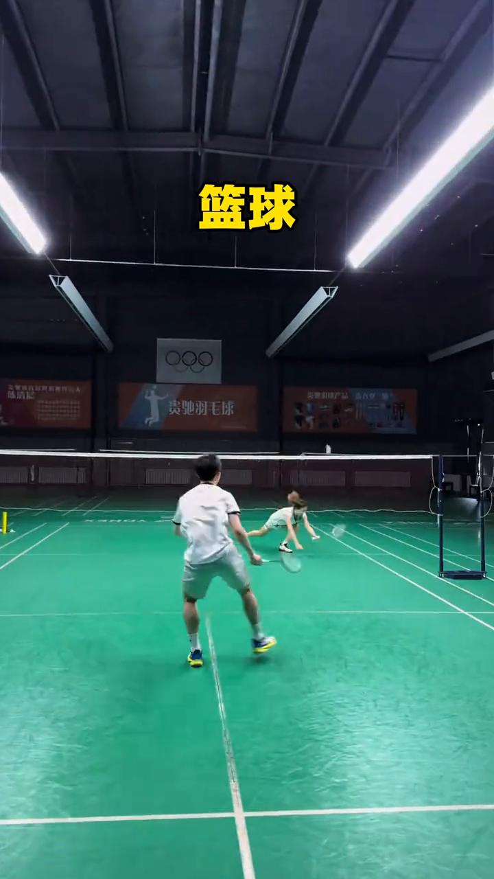 当不同项目的人来打羽毛球。
乒乓球、篮球、网球、排球。