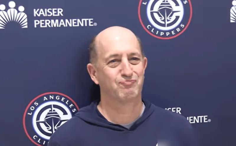 助教范甘迪盛赞泰伦·卢，说跟着他干是福气。可快船球迷差点气出内伤，毕竟6胜21负