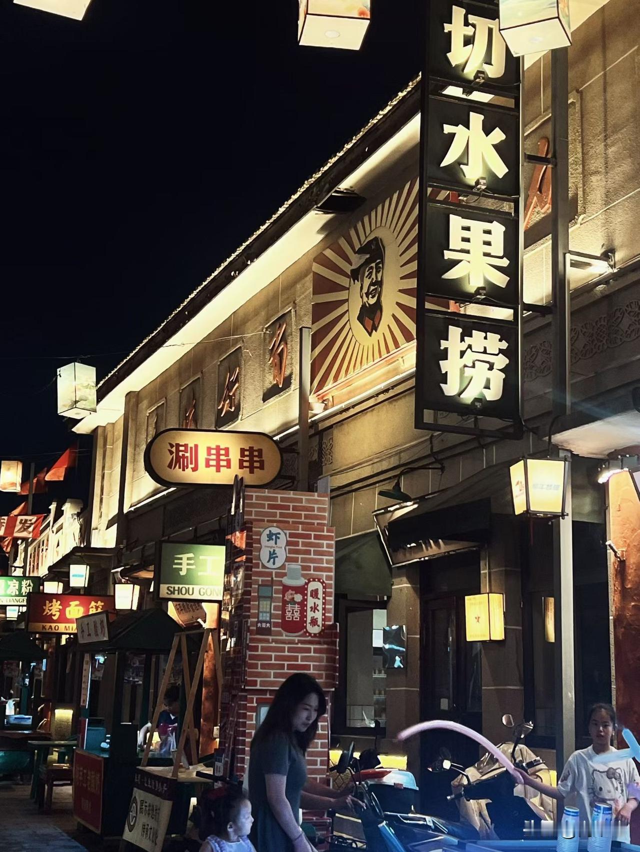 深夜加班迷路，身无分文，便利店店员主动借我路费，不肯留联系方式。隔月偶遇，我还钱