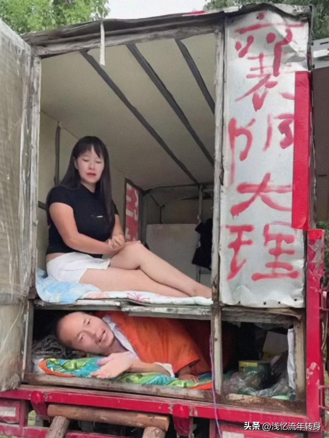 刷到一对男女，男生是湖北襄阳人，女生是云南大理人，两人结伴，开着三轮车自驾前往西