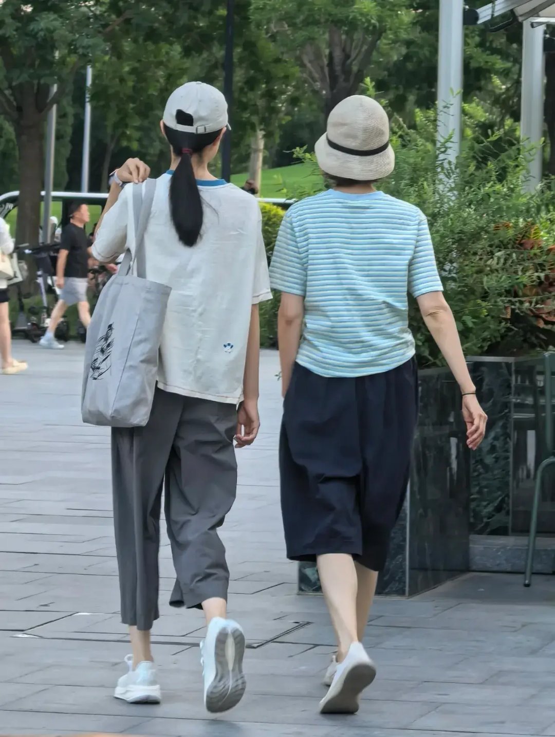 袁泉带女儿阿那亚度假，15岁夏哈哈身高170，母女打扮清秀像姐妹！ ​​​
