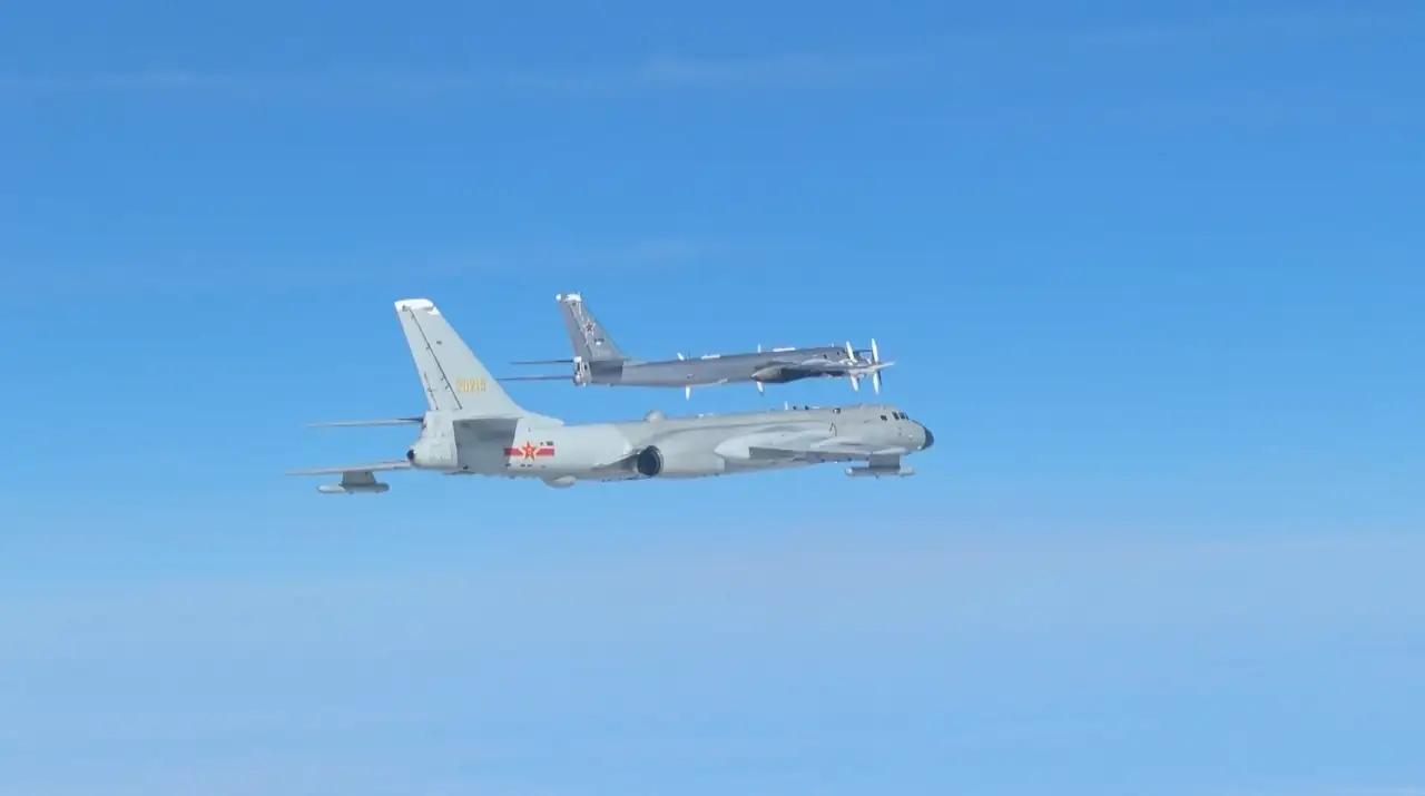 中俄战机会师对马海峡，沉默的日本藏着亚太格局的深意
 
美日韩三边军演的余温未散