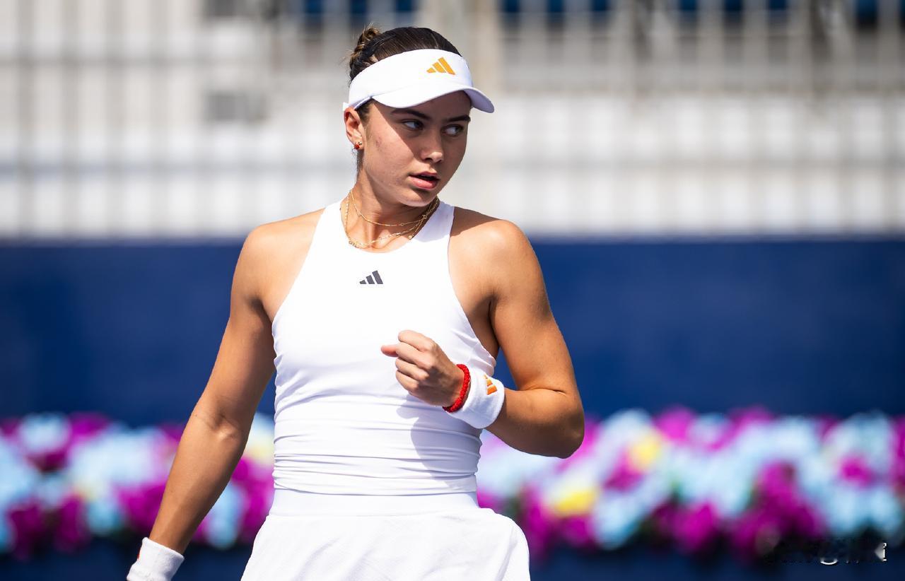 刚刚结束的一场迪拜1000赛首轮比赛，18岁的🇺🇸约维奇与24岁的🇺🇿拉