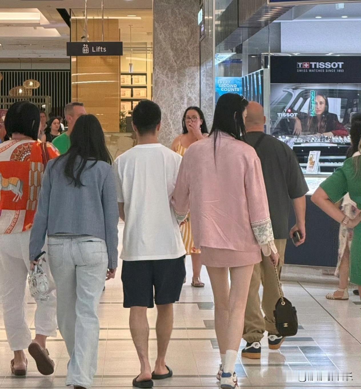 何猷君奚梦瑶，冲上热搜。

近日，有网友在澳大利亚黄金海岸偶遇何猷君、奚梦瑶、何