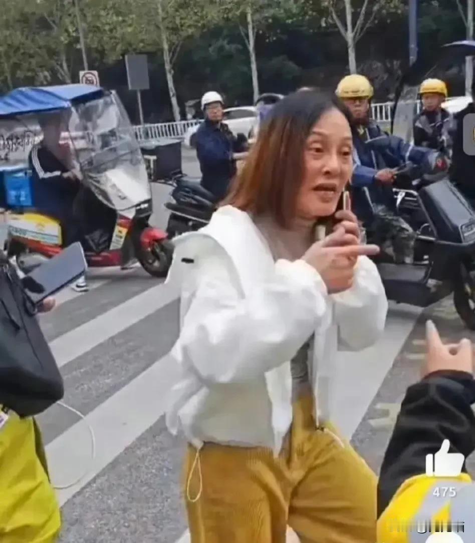 42岁黄女士殴打21岁外卖小哥，真的是“强者”吗？
在这个社会上，时常会发生一些