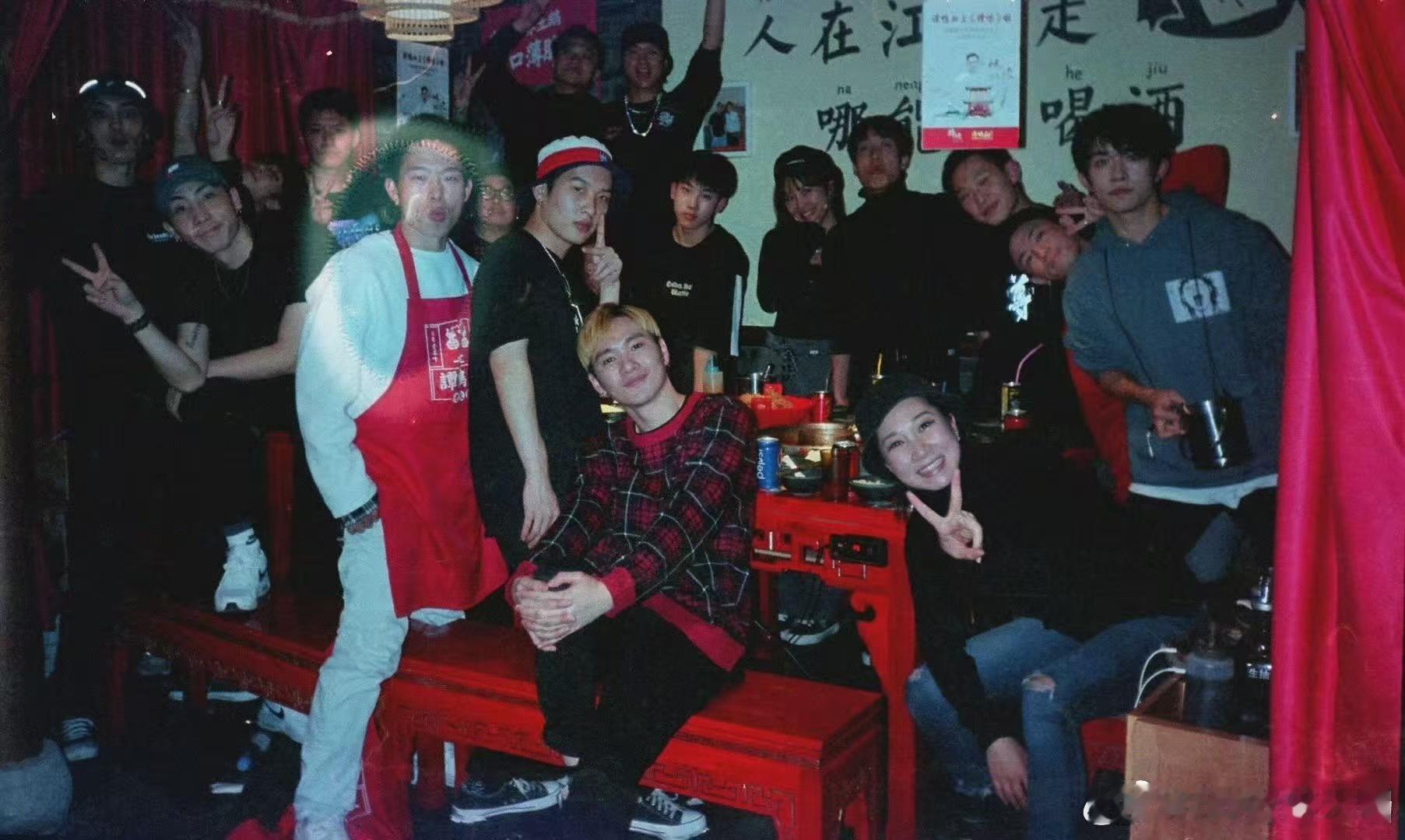 易烊千玺张天赐经常聚会2025年，易烊千玺和张天赐依旧有很多聚会。张天赐在《声鸣