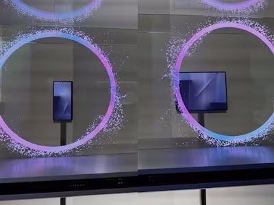 三星的三折叠实机公开了，两侧都可以向内折叠 ​​​