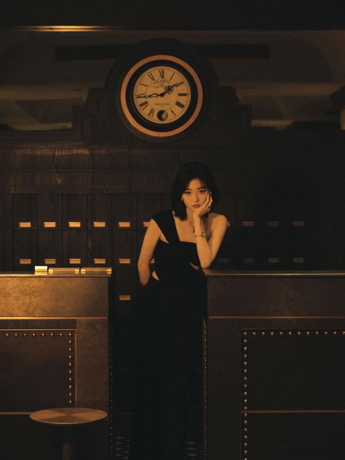 孙千 镜子里的下颌线 孙千的下颌线不仅好看，还很有力量感，这种刚柔并济的美感，让