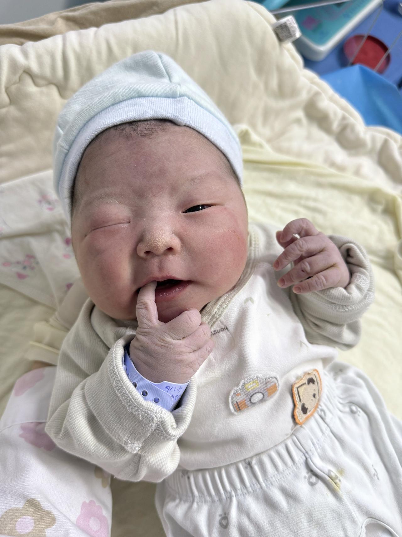 顺产的胖宝宝🍼
新生儿吃手手 
恭喜你出生了 🎉