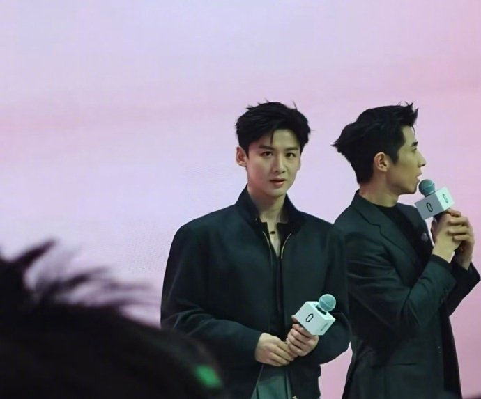 北京车展明星生图来了，今天2026北京车展现场氛围感太好了，前来车展的明星名人可