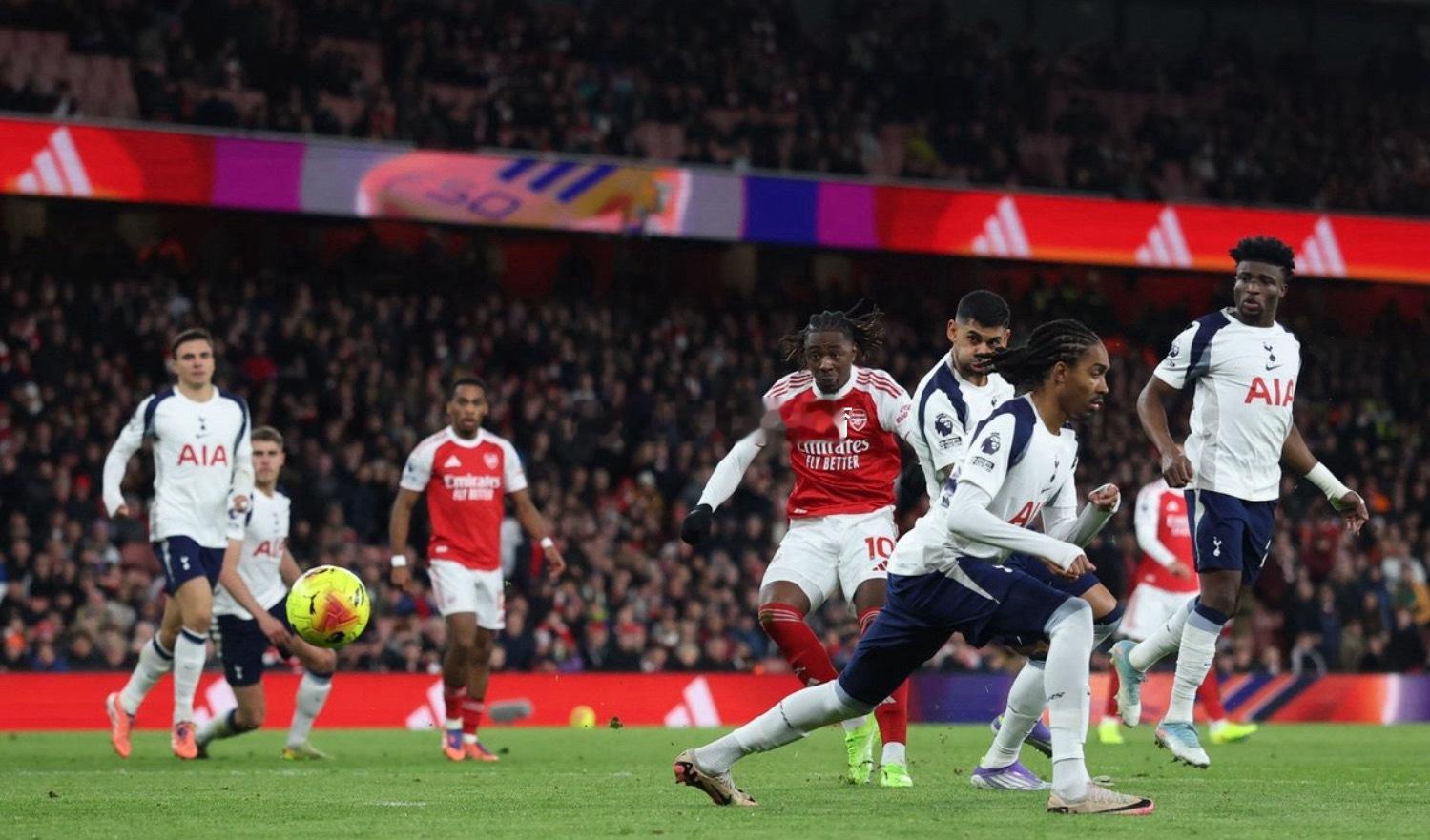 埃泽在阿森纳4-1战胜热刺的联赛中上演帽子戏法，廷贝尔在赛后接受拜因体育的采访时