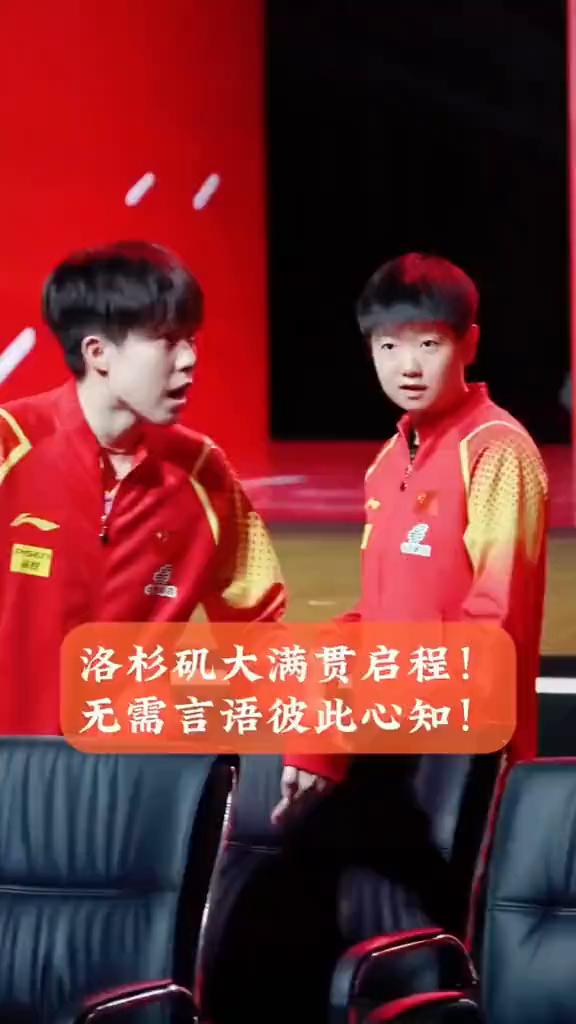 洛杉矶大满贯启程，无需言语彼此心知。
美国大满贯出发，飞洛杉矶的航班上莎莎靠窗坐