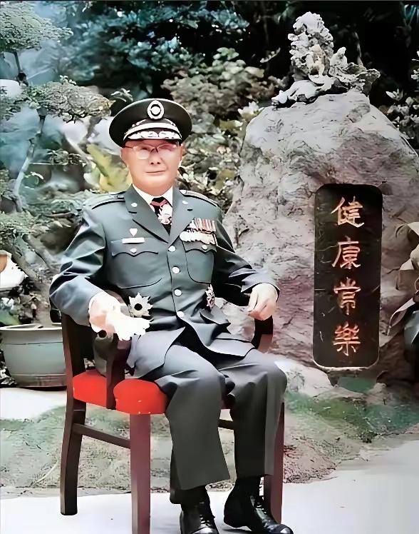 1985年，地点台湾，95岁高龄何应钦身穿国民党军官服，在台北士林寓所小院坐在竹