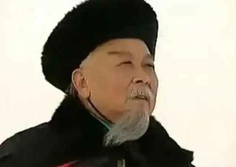 1958 年，李鸿章遗骸被捆绑在拖拉机后沿街拖拽示众，最终骸骨散落无存。这个说法
