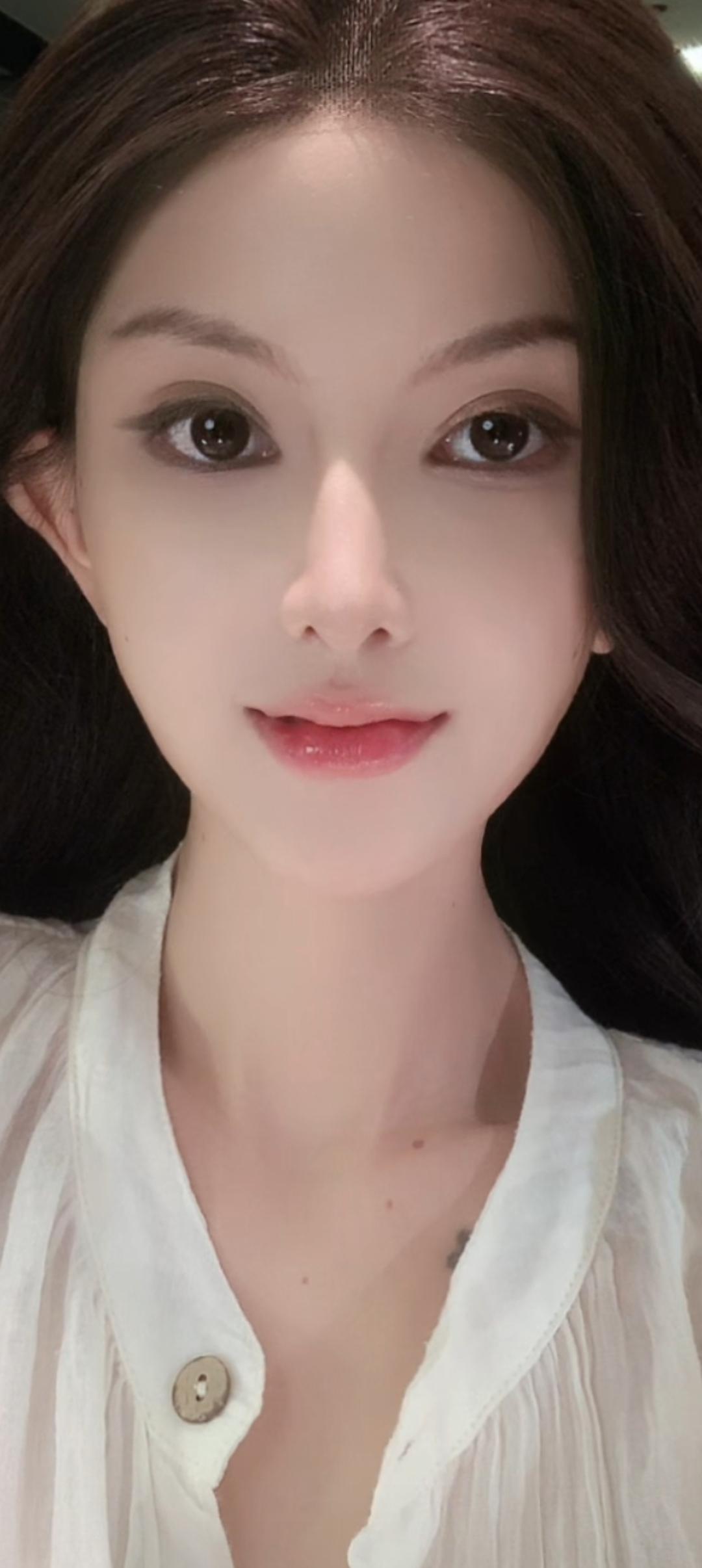 这姑娘眼睛好大，妆容自然。