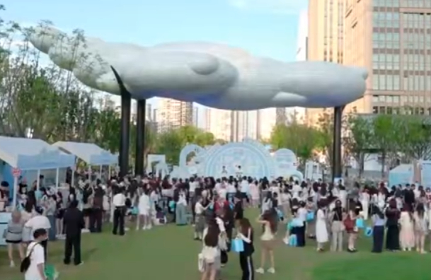 许珑瀚自己淋过雨所以想为兄弟撑伞  比赛结束后还不忘兄弟，许珑瀚这举动证明了真正
