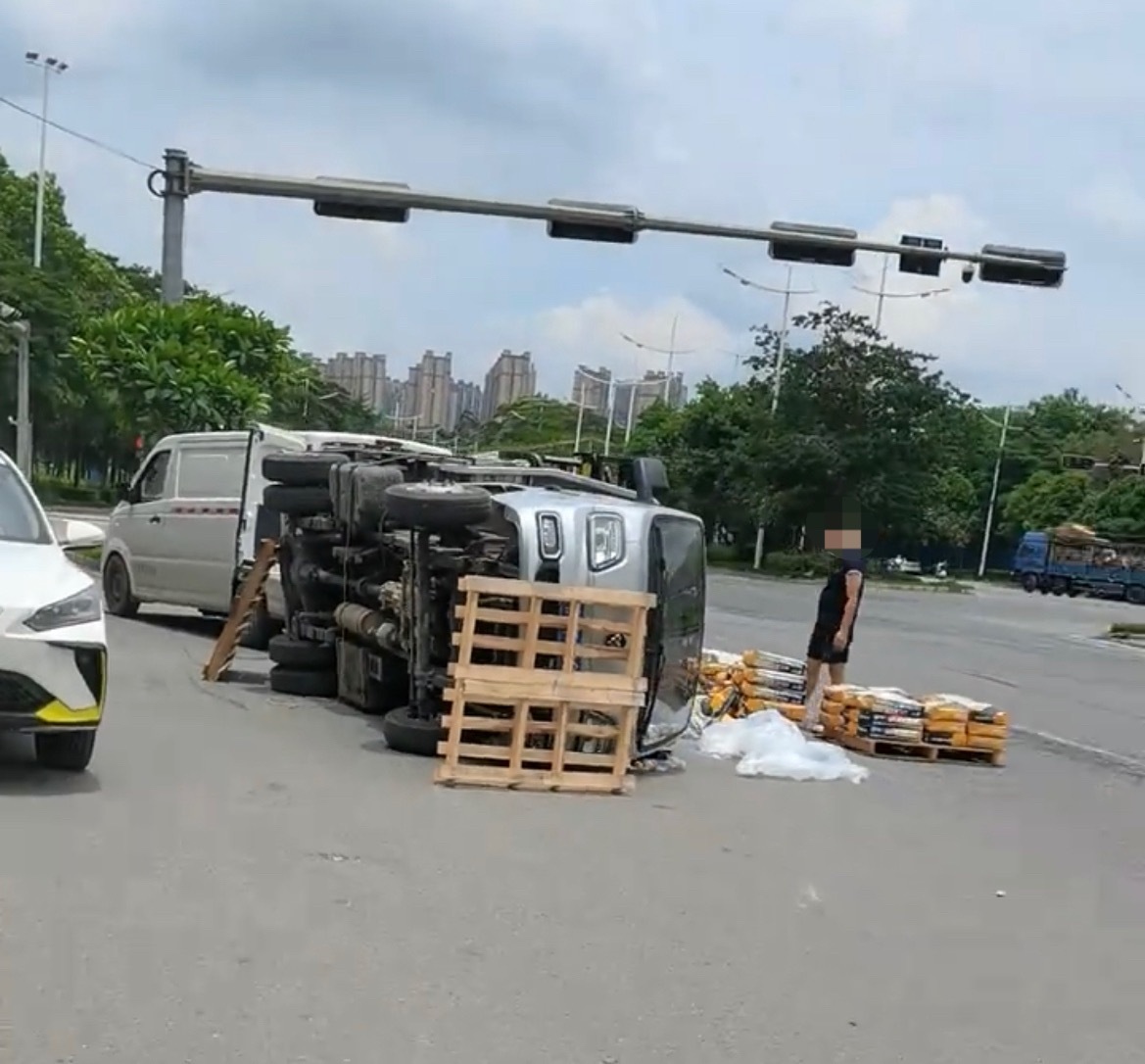 5月22日，网友反映：玉林二环北一红绿灯路口汽车侧翻货物倒地。找了另外的一辆新能