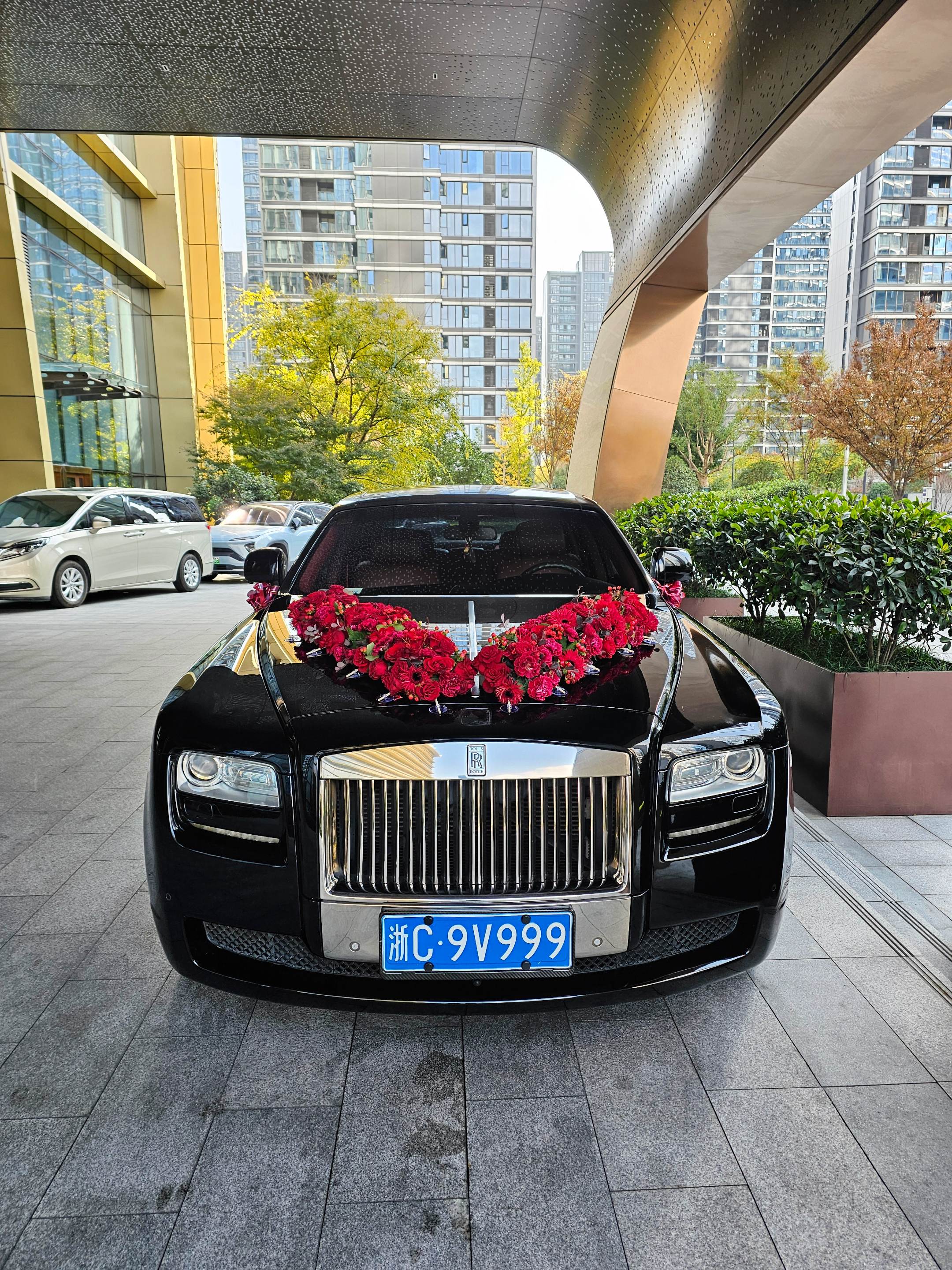在温州喜来登酒店门口偶遇婚车劳斯莱斯古思特，浙C9999车牌，气场强大霸气十足！